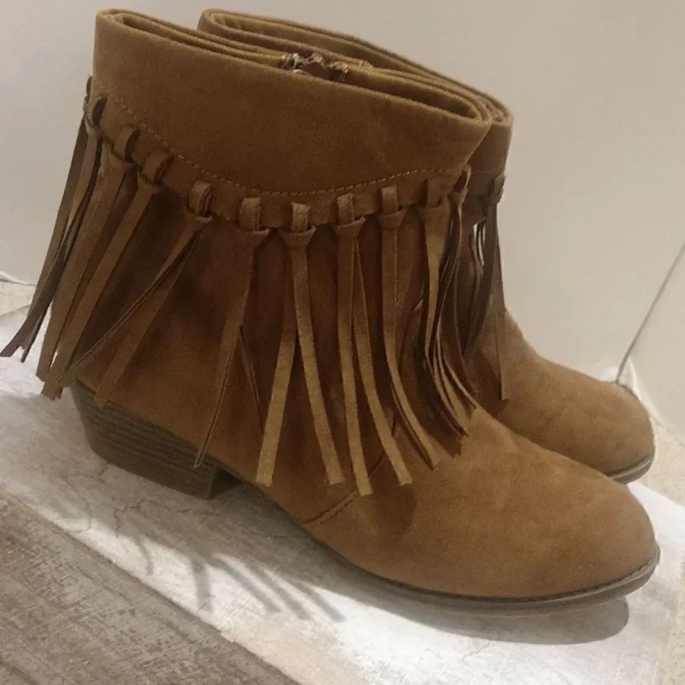 👍 Mia Suede Fringed Booties Size Y 5 Women's 7. A10
